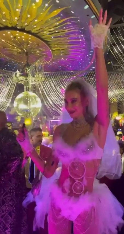 Şeyma Subaşı düğünlere doymadı! Giydiği kostüm olay oldu... Striptiz ayakkabılarını paylaştı - Resim: 9