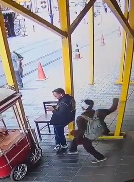 İstiklal Caddesi’nde polise bıçaklı saldırı kamerada - Resim : 1