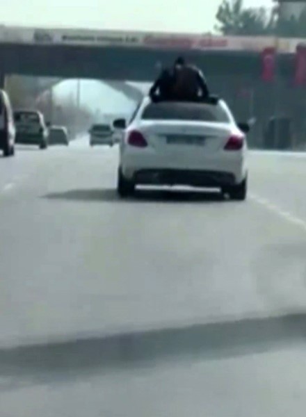 Üstü açık otomobilde tehlikeli yolculuk - Resim : 2