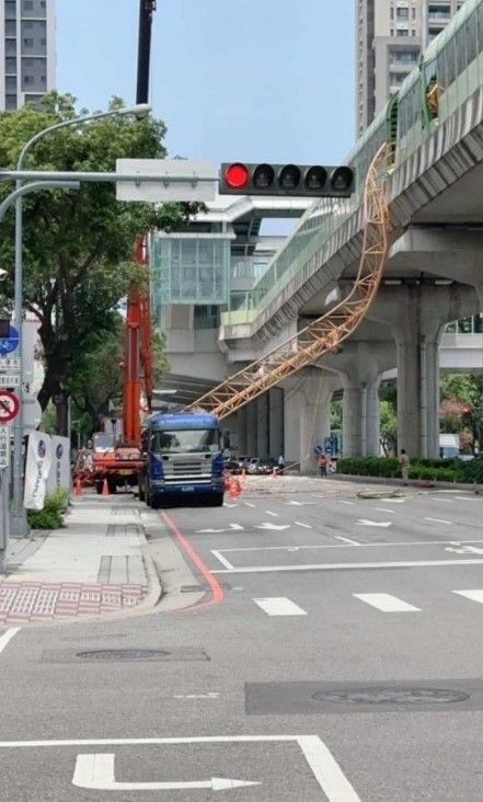 Tayvan'da feci olay! İnşaat vinci metronun üzerine düştü: 1 ölü, 8 yaralı - Resim: 4