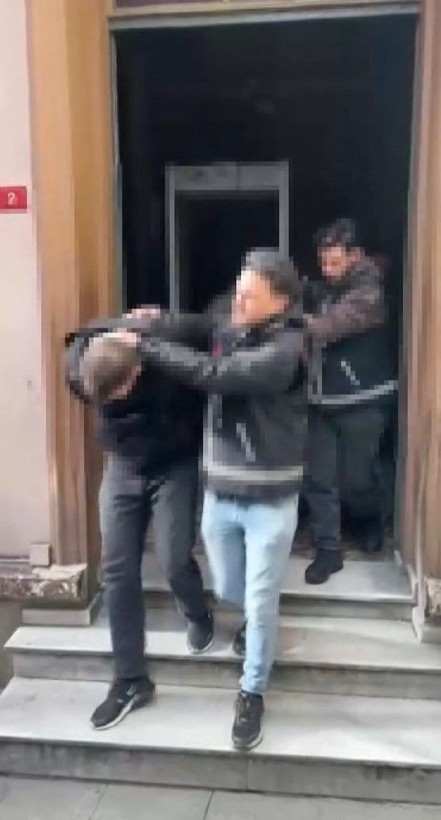 Beyoğlu'nda ayağından ve omzundan vuruldu; otomobilden yola atıldı - Resim: 5