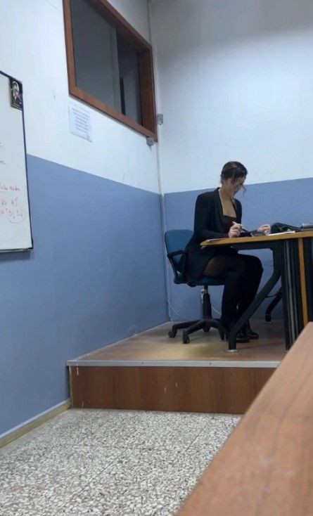 İzmir'de mini eteğiyle ve dekolteli kıyafetleriyle ders anlatan Fidan Öğretmen Doktor unvanı aldı - Resim: 5
