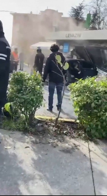 Beşiktaş'da korku dolu anlar! Otomobille taksi durağına adam ortalığı birbirine kattı - Resim: 1