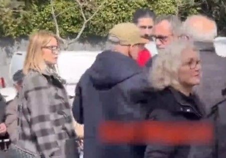 Şener Şen deliye döndü! Şen usta sanatçı Kayhan Yıldızoğlu'nun cenazesinde fotoğraf çektirmek isteyenlere sert çıktı! - Resim: 3