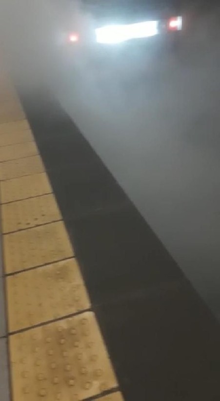 Son dakika! Metroda korku dolu anlar! Anonslar yapıldı, dumanlar yükseldi! Göz gözü görmüyor - Resim: 6