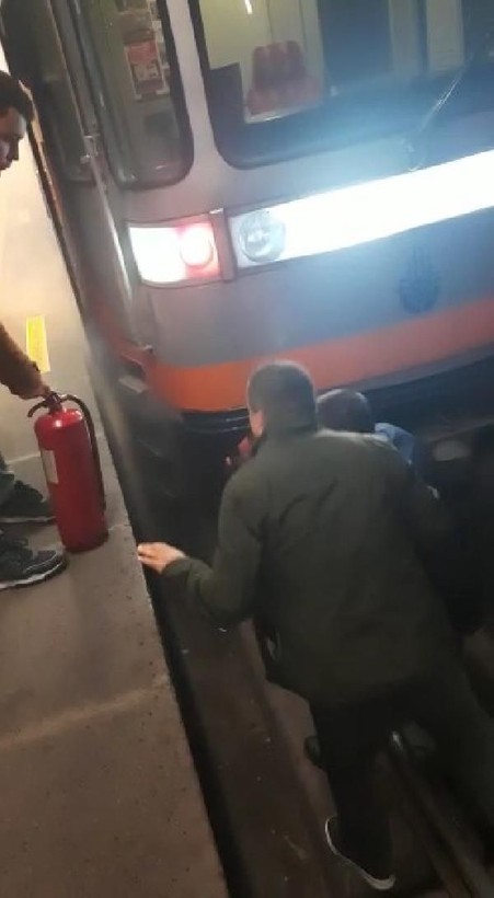 Son dakika! Metroda korku dolu anlar! Anonslar yapıldı, dumanlar yükseldi! Göz gözü görmüyor - Resim: 7
