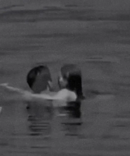 Mert Ramazan Demir ve Afra Saraçoğlu dudak dudağa yakalandı! Demet Akalın'dan olay yorum geldi - Resim: 12