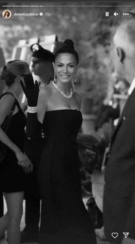 Demet Özdemir kalçasına kadar uzanan yırtmaçlı pozlarıyla çok konuşuldu! Shopsuz halini gören şaştı kaldı - Resim: 17
