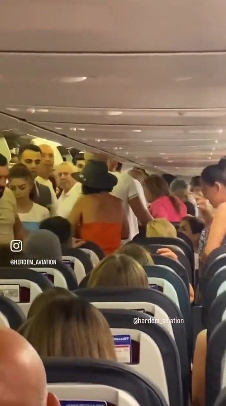 Aziz Yıldırım'ın olduğu uçakta kavga! Yıldırım araya girdi: Huzur bozuyorsunuz, bizi bulaştırmayın - Resim: 8