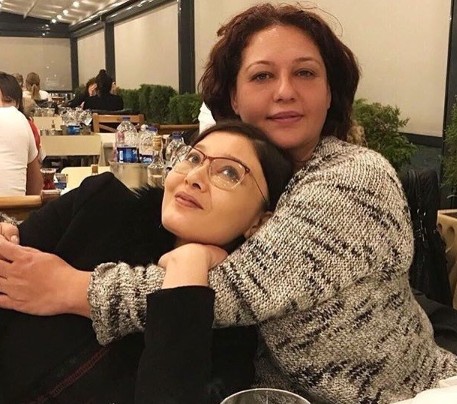 Nurgül Yeşilçay ablasıyla pozunu paylaştı! Takipçileri benzerliklerine şaştı kaldı... "Güzellik genetikmiş" - Resim: 16