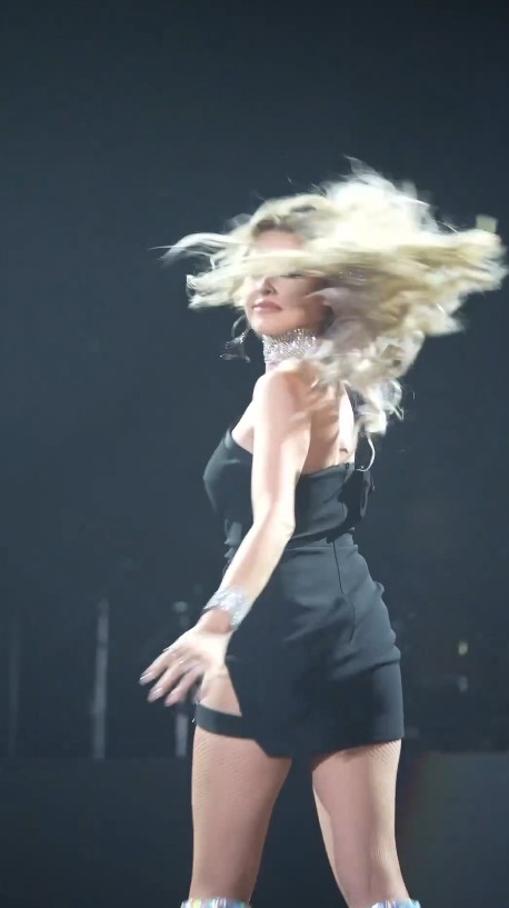 Hadise'den yürek hoplatan dans: 2023'e adım atıyorum - Resim: 13