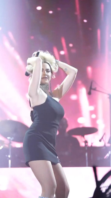 Hadise'den yürek hoplatan dans: 2023'e adım atıyorum - Resim: 4