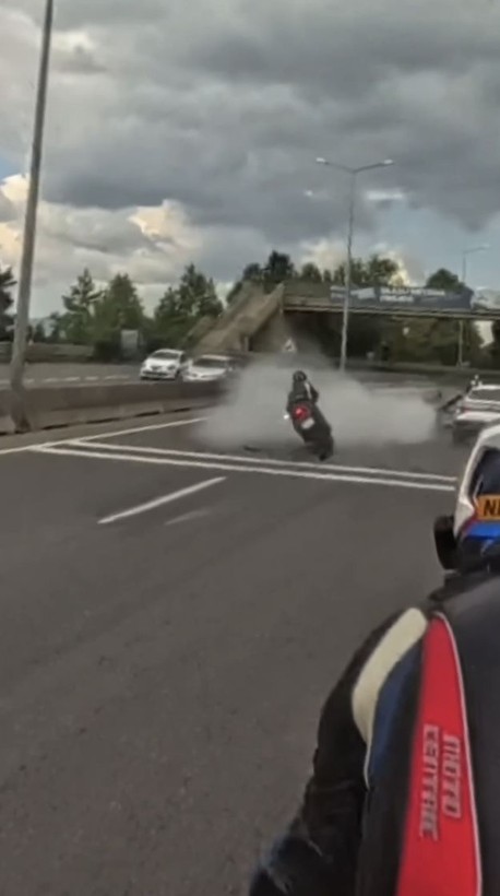 3 motosiklet ve otomobilin karıştığı kaza kask kamerasında - Resim: 3