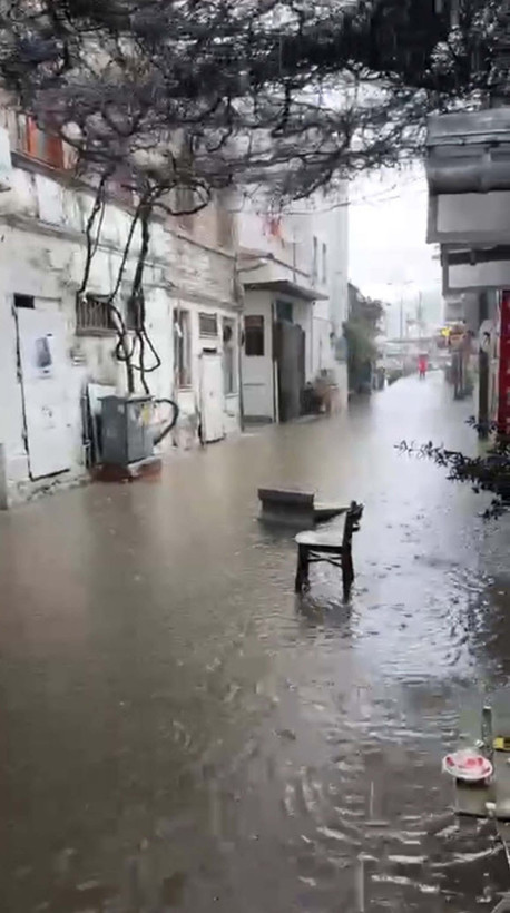 İzmir'i sağanak vurdu! Ev ve işyerlerini su bastı, 1 kişi kayıp - Resim: 12