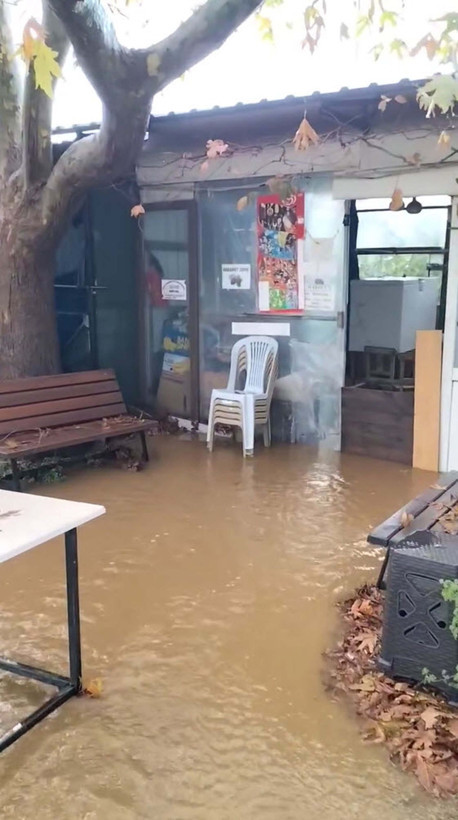 İzmir'de etkili olan sağanak hayatı felç etti: Dereler taştı, denizin rengi değişti, evleri su bastı - Resim: 3