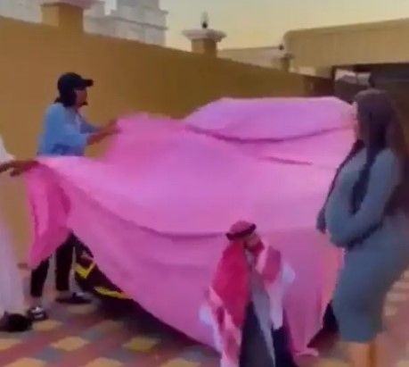 Bu görüntüler gündeme oturdu! Suudi Arabistanlı cüce iş insanı eşine lüks otomobil aldı! Hediyeyi göre kadın bakın ne yaptı! - Resim: 1
