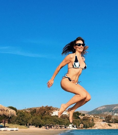 Arkadaşlarıyla tatile giden Serenay Sarıkaya gecenin karanlığında iç çamaşırsız pozlar verdi! O fotoğraflar binlerce beğeni aldı - Resim: 7