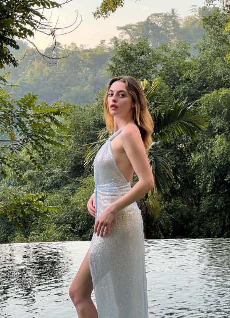 İlginç figürleriyle dikkatleri üzerine çekti! Melis Sezen konserde kendisinden geçti - Resim: 7