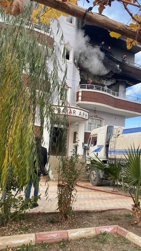 Şırnak'ta çıkan yangın için sevk edilen itfaiye aracı çamura battı! Yangın su tankeriyle söndürüldü - Resim: 4