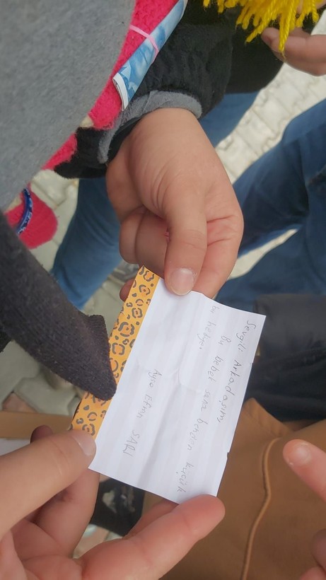 Çocukların gönderdikleri yardımların üzerine yazdıkları notlar hepimizin gözlerini doldurdu - Resim: 1