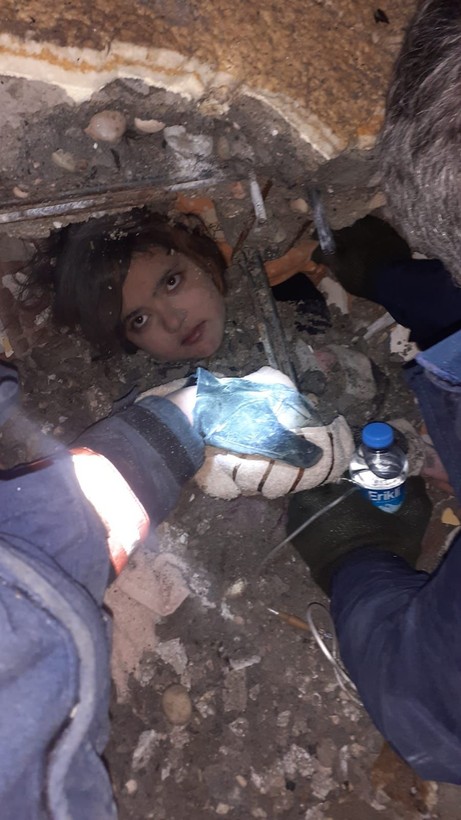 Adıyaman'daki bir enkazdan çıkarılan 10 yaşındaki Eylül, annesinin bedenini siper etmesiyle hayatta kaldı - Resim: 4