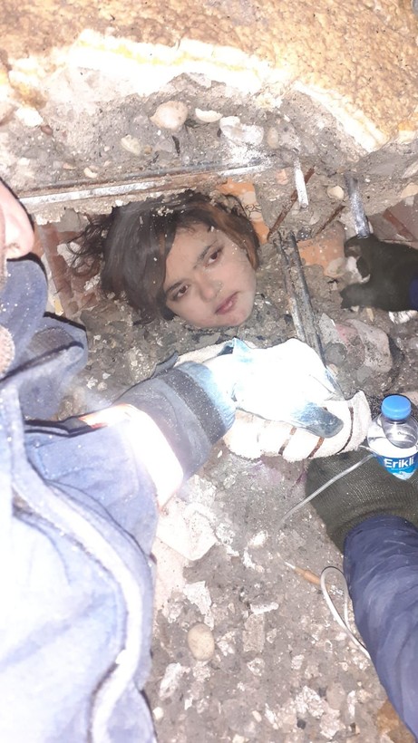 Adıyaman'daki bir enkazdan çıkarılan 10 yaşındaki Eylül, annesinin bedenini siper etmesiyle hayatta kaldı - Resim: 5