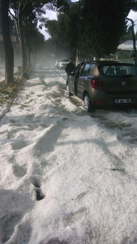 İzmir'in Çeşme ilçesinde Nisan ayında şaşırtan görüntü: Dolunun etkili olduğu yerde plajlar beyaza büründü - Resim: 8