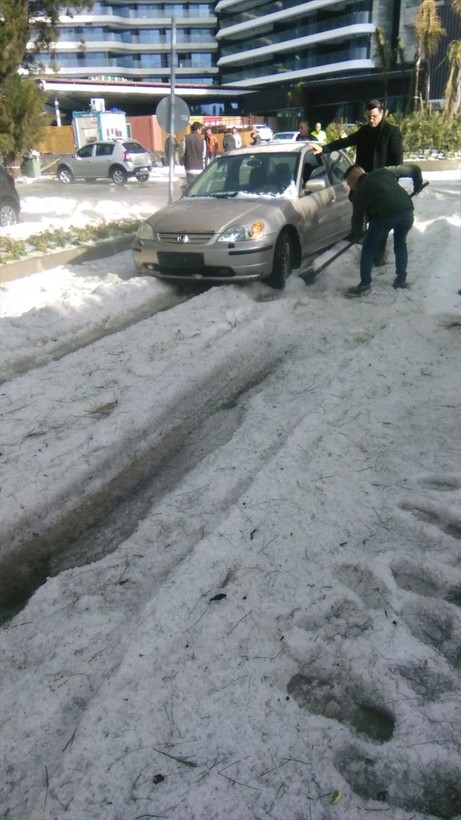 İzmir'in Çeşme ilçesinde Nisan ayında şaşırtan görüntü: Dolunun etkili olduğu yerde plajlar beyaza büründü - Resim: 9