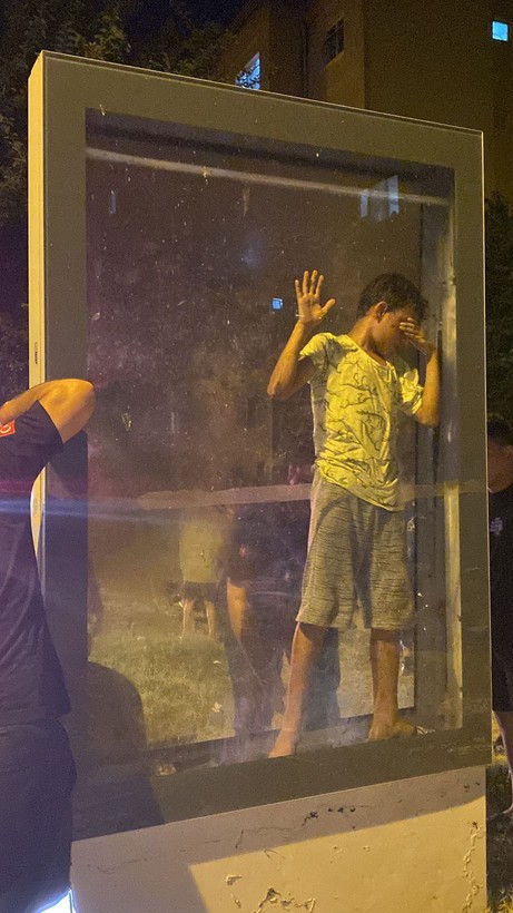 Küçük çocuk reklam panosunda mahsur kaldı - Resim: 4