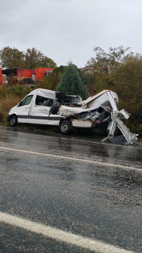 Kaygan yolda karşı şeride geçen tır minibüs ve otomobile çarparak devrildi! 1'i ağır 3 kişi yaralandı - Resim: 3