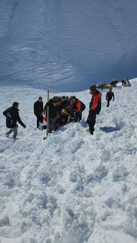 Erzurum'da üzerine çığ düşen iş makinesinin operatörü 80 metrelik uçuruma sürüklendi - Resim: 3