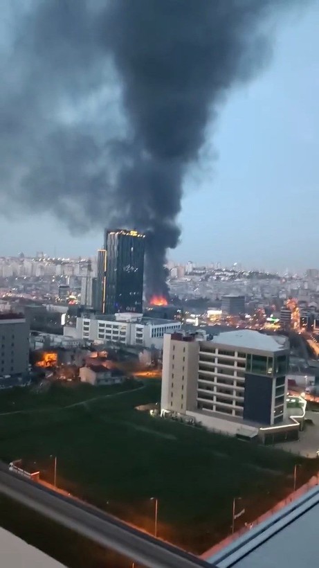 Son Dakika: Küçükçekmece'de halı fabrikasında yangın! - Resim: 4