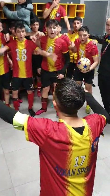 Hayatını kaybeden futbolcunun takım arkadaşları formasını imzalayıp mezarına bıraktı - Resim: 6
