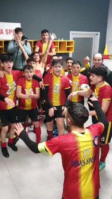 Hayatını kaybeden futbolcunun takım arkadaşları formasını imzalayıp mezarına bıraktı - Resim: 4