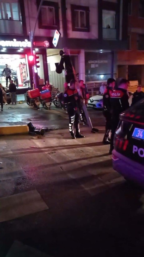 Kağıthane'de olaylı gece! Yunus polisi kovaladığı şüphelinin motosikletine sonra da direğe çarptı - Resim: 2