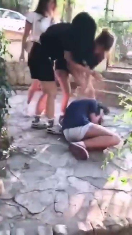 Marmaris'te kız kavgası! 6 kız, ikisini araya alıp evire çevire dövdü - Resim: 7