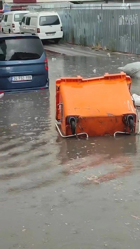 İstanbul'un bazı bölgelerinde yoğun rüzgar ve sağanak etkili oldu - Resim: 3