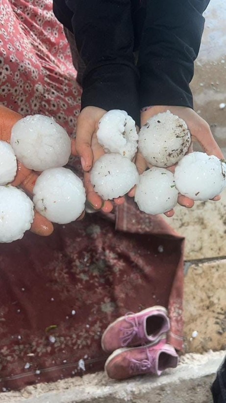 Şanlıurfa'da kar topu büyüklüğünde dolu yağdı: Ekili araziler ve araçlar zarar gördü - Resim: 6