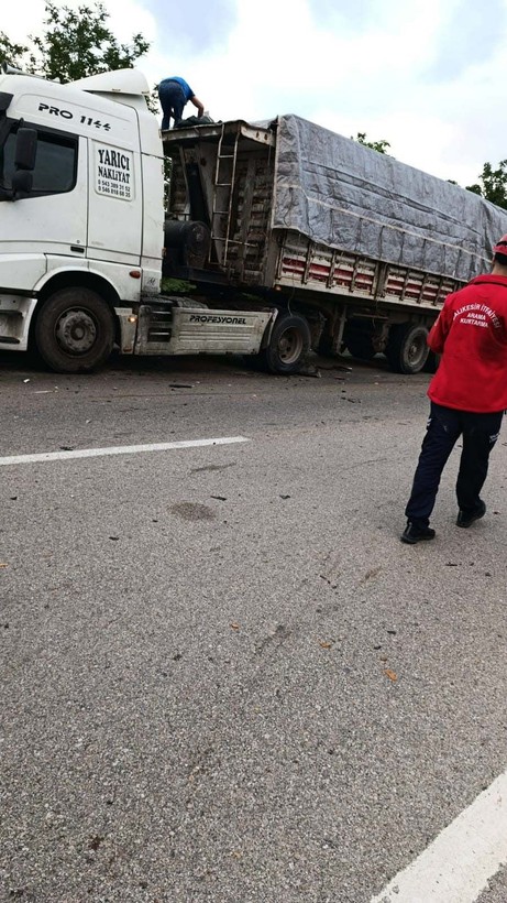 Susurluk'ta korkunç kaza! 4 kişi can verdi: Cansız bedenler etrafa savruldu - Resim: 1