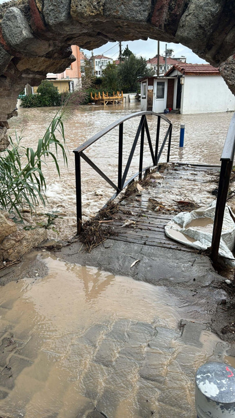 İzmir'i sağanak vurdu! Ev ve işyerlerini su bastı, 1 kişi kayıp - Resim: 2
