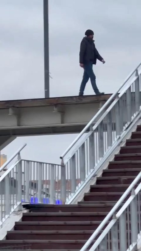 Avcılarda çökme tehlikesi bulunan üst geçit kapatılmasına rağmen yayaların yolu kısaltmak istemesinden dolayı hala kullanılıyor! - Resim: 5