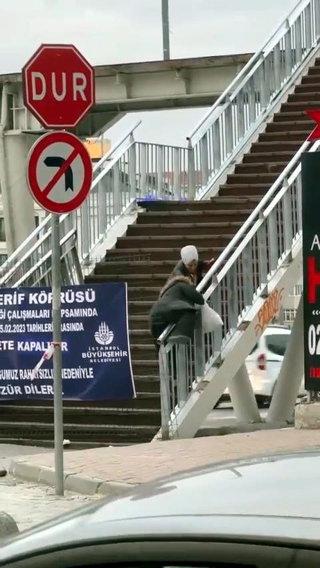 Avcılarda çökme tehlikesi bulunan üst geçit kapatılmasına rağmen yayaların yolu kısaltmak istemesinden dolayı hala kullanılıyor! - Resim: 2