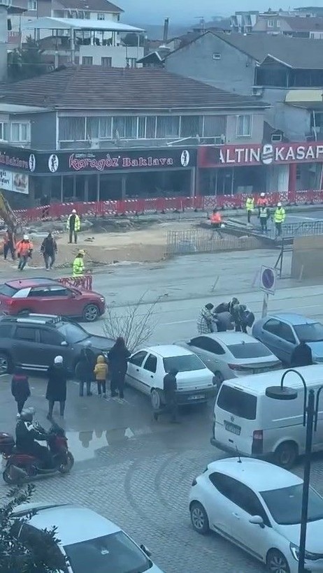 Trafikte karşılaşan husumetliler önce birbirilerinin arabalarına çarptılar daha sonra tekme tokat daldılar! - Resim: 1