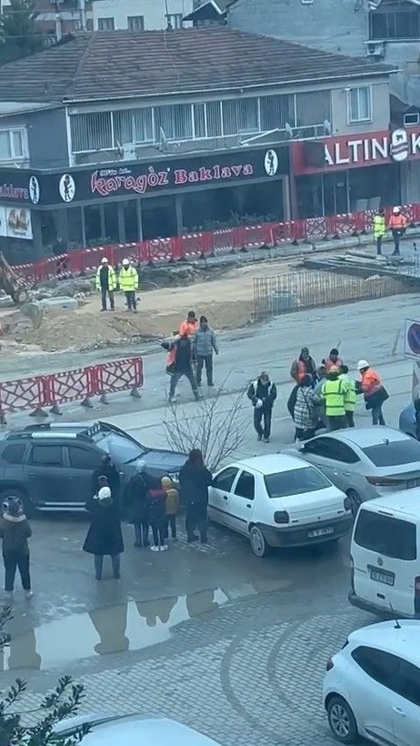 Trafikte karşılaşan husumetliler önce birbirilerinin arabalarına çarptılar daha sonra tekme tokat daldılar! - Resim: 2