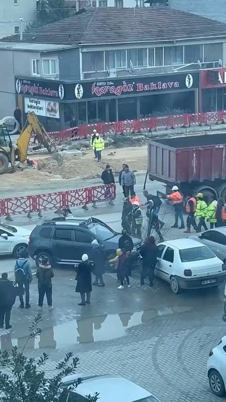 Trafikte karşılaşan husumetliler önce birbirilerinin arabalarına çarptılar daha sonra tekme tokat daldılar! - Resim: 3