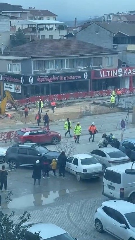 Trafikte karşılaşan husumetliler önce birbirilerinin arabalarına çarptılar daha sonra tekme tokat daldılar! - Resim: 4