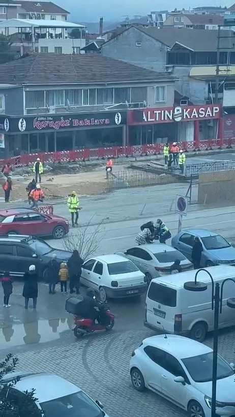 Trafikte karşılaşan husumetliler önce birbirilerinin arabalarına çarptılar daha sonra tekme tokat daldılar! - Resim: 5