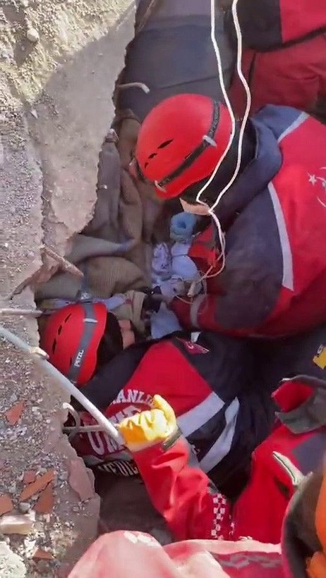 222 saat sonra enkazdan çıkarılan Melike İmamoğlu'nun ilk sorusuna kimse yanıt veremedi - Resim: 8