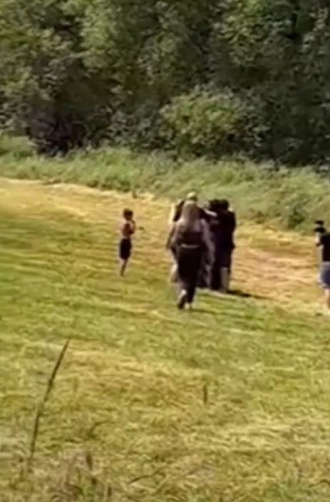 Yakınlarına ders vermek için yaptığı oyun herkesi şoke etti! Cenazede gözyaşı dökenler helikopterle geleni görünce... - Resim: 6