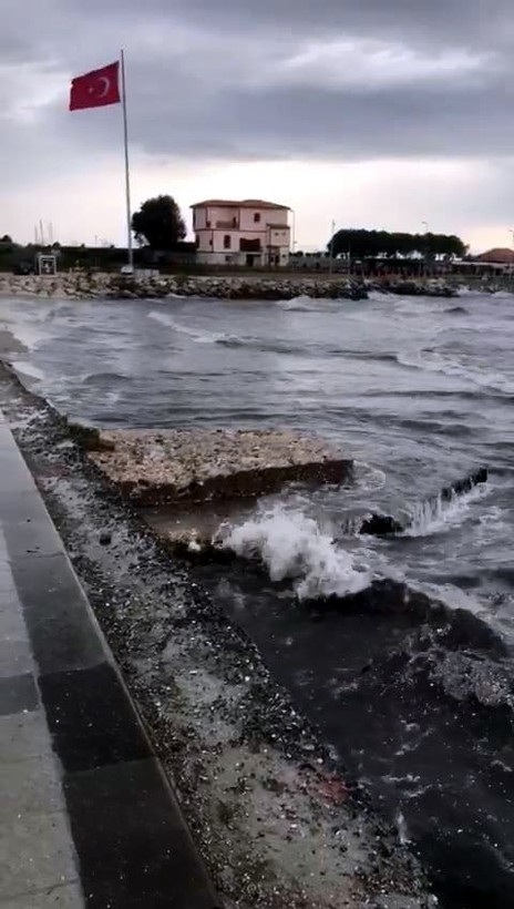 Kahramanmaraş depreminin ardından gözler İstanbul'a çevrilmişti! Avcılar'da denizin 15 metre çekilmesi herkesi korkuttu - Resim: 1
